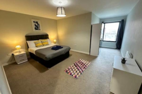 Large Central 2 Bed Apt with Balcony and Sofa Bed Sleeps 6